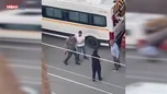 Başkentte kan donduran kavga kamerada: Sopa ve silahla birbirlerine girdiler! | Video