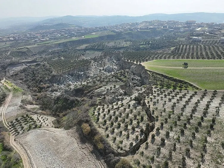 Depremde oluşan devasa yarık uzaydan görüntülendi: Hatay’da depremin boyutunu gözler önüne seren tablo...