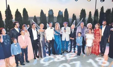 Görkemli nişan davetinde buluştular