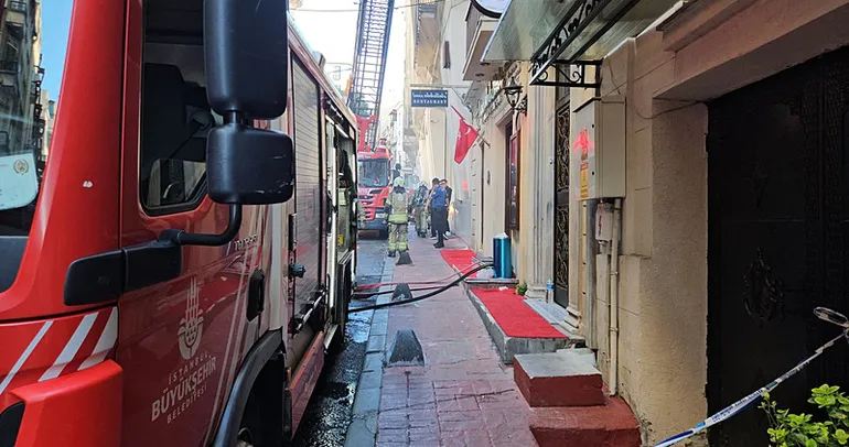 Beyoğlu’nda restoranda çıkan yangın söndürüldü