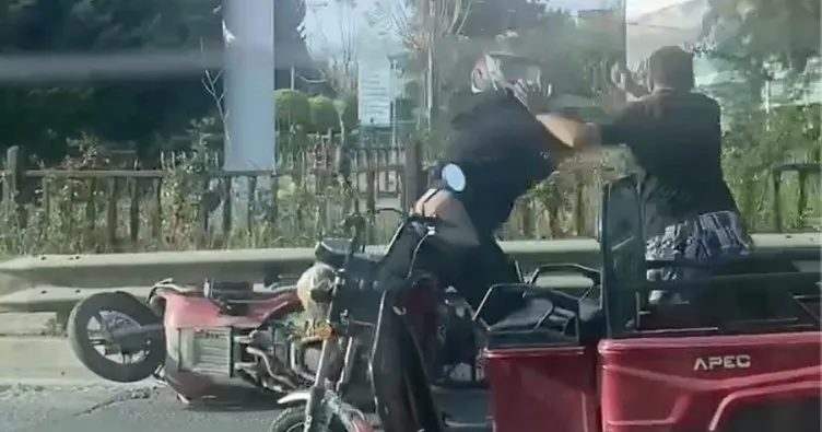 Alanya’da trafikte yumruk yumruğa kavga cep telefonu kamerasında