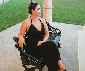Zara'nın annesi güzelliğiyle kızını sönük bıraktı! Şarkıcı Zara'nın 'mavişim' diye sevdiği annesi ilgi odağı oldu!