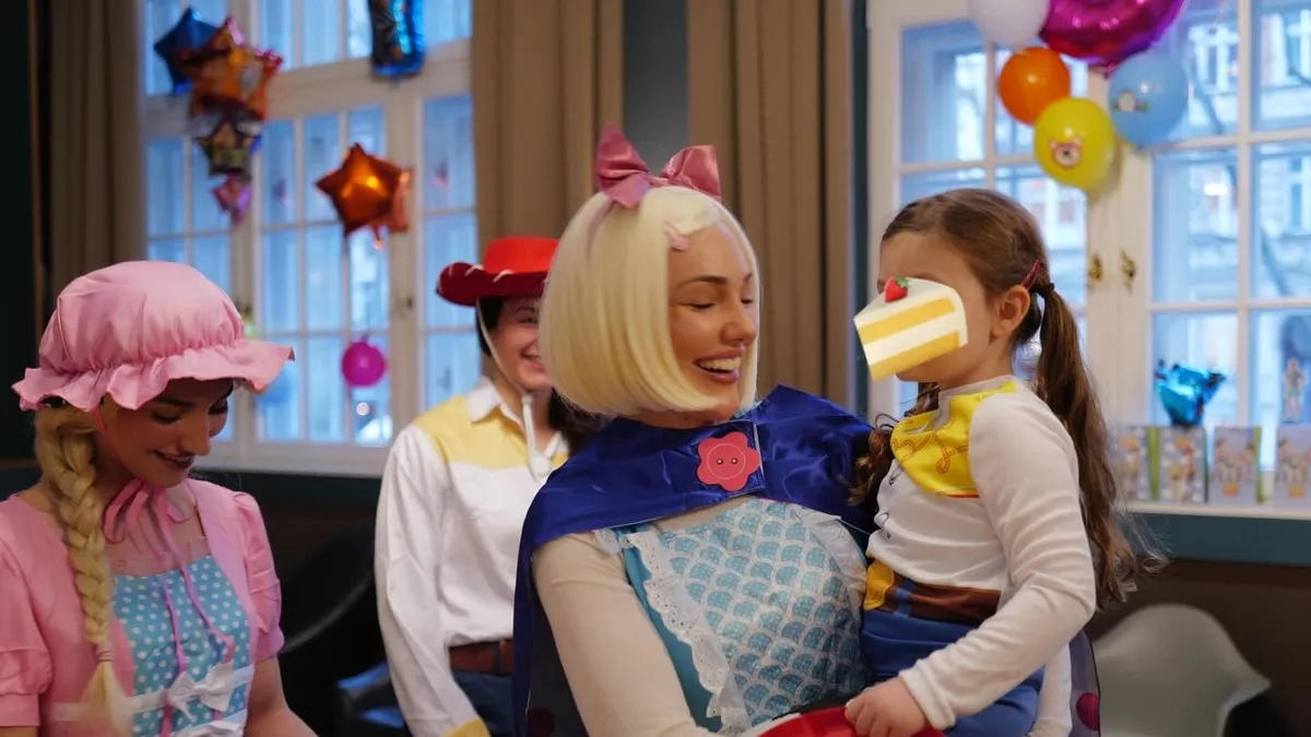 Meryem Uzerli kızının partisinde oyuncak bebek oldu