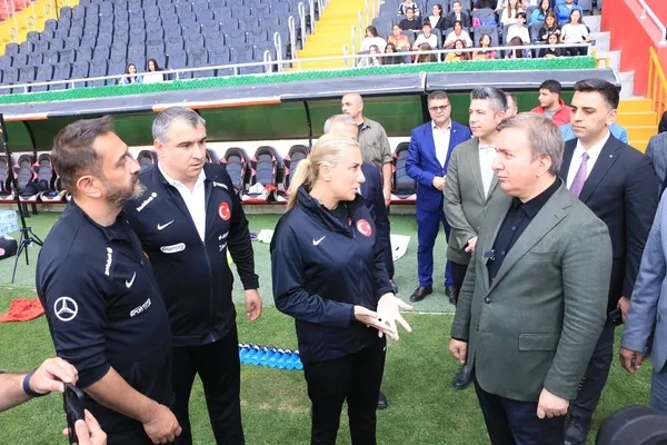 vali-aydogdu-turkiye-a-milli-kadin-futbol-milli-takim-kampini-ziyaret-etti-1716973154459.jpg