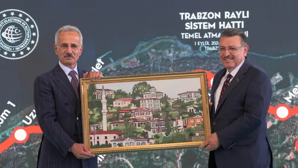 bakan-uraloglu-acikladi-trabzon-rayli-sistem-hatti-icin-tarihi-gun-temeli-atildi-1788269348256.jpg