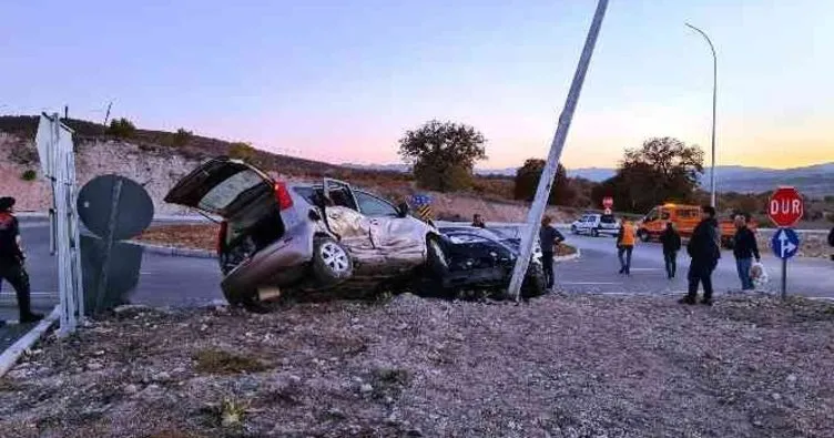 Kütahya’da trafik kazasında 2 araç çarpıştı: 1 ölü, 4 yaralı