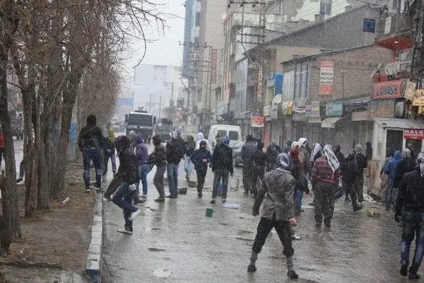 Ateş yakıp sloganlar atıyorlar