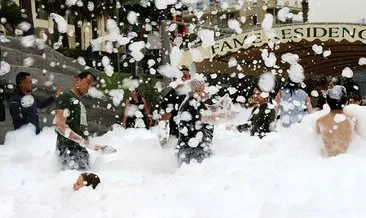 İralı turistler Antalya’da ilk köpük partisi ile sezonu açtı