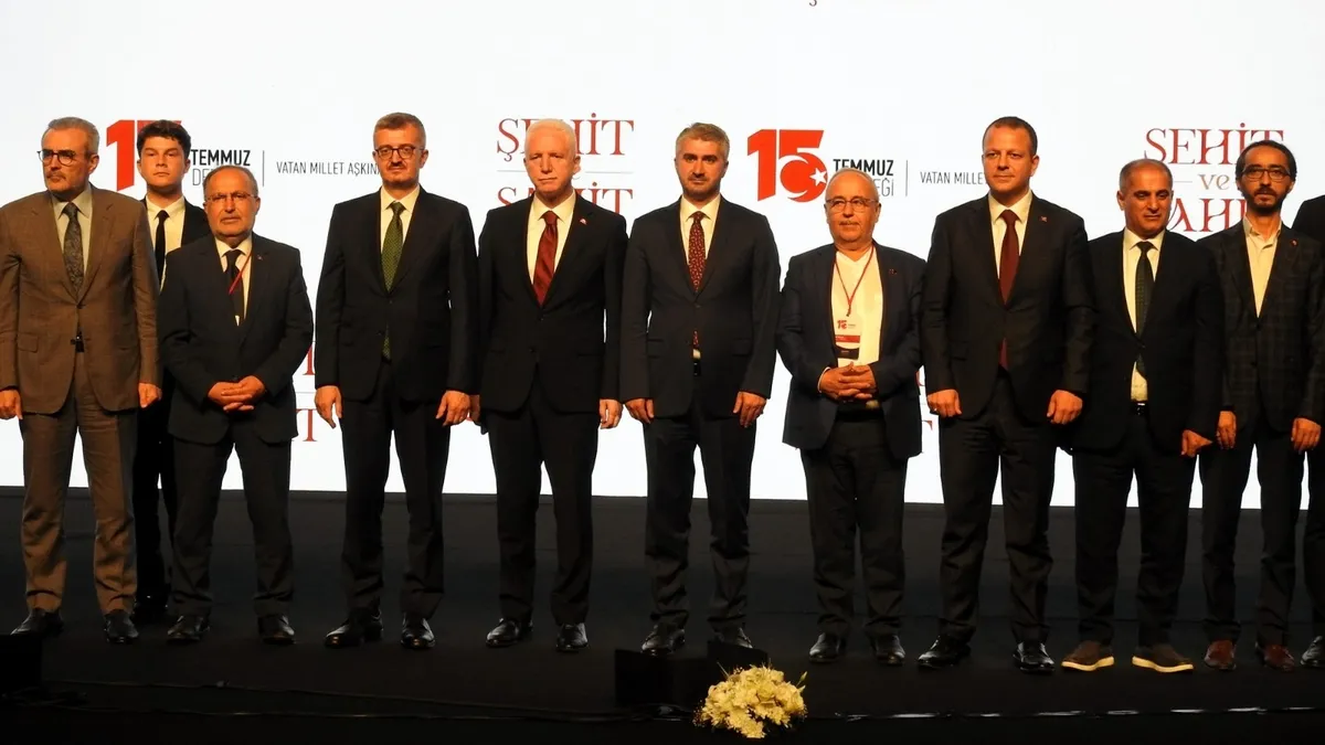 "Şehit ve Şahit" programında duygusal anlar! Demokrasi ve Milli Birlik Günü anısına program düzenlendi