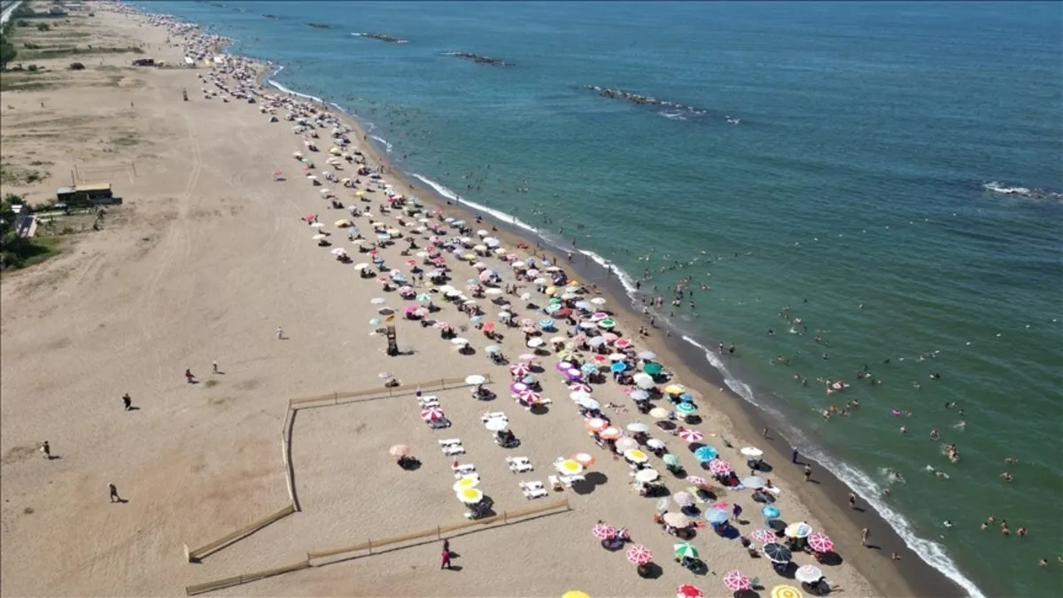 Sakarya’da skandal! Plajda kadınların fotoğraflarını çekti