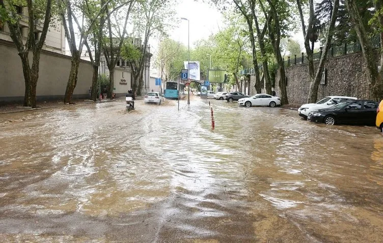 İstanbul’da şiddetli yağış vatandaşlara zor anlar yaşattı