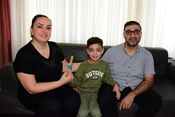 enkazdan-cikan-mucize-cocuk-umut-eymenden-koruyucu-melegine-anneler-gunu-surprizi-bir-resim-ve-bir-opucukle-ge-1778426720563.jpg
