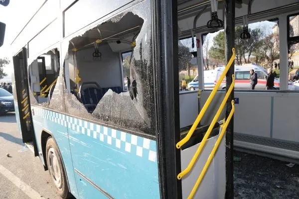 Üsküdar'da otobüs durağa daldı!