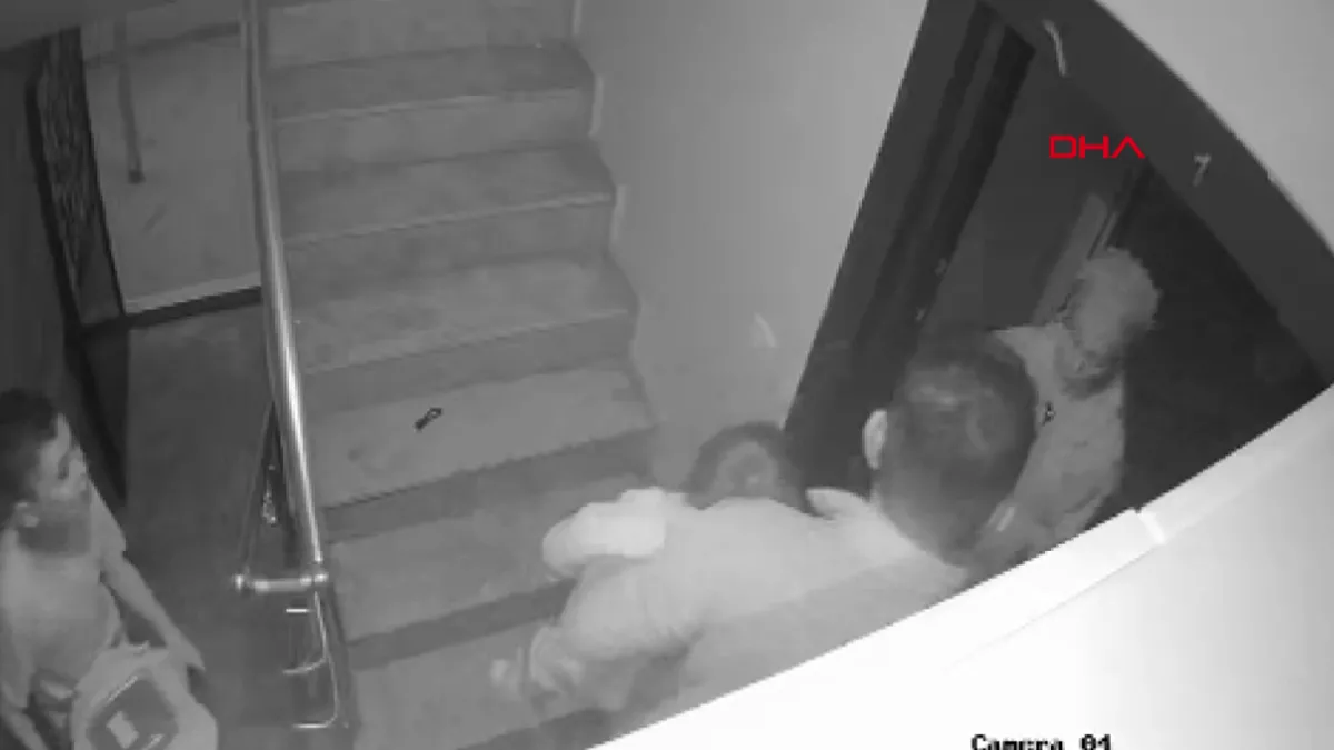 Yalova’da İkra bebek ile babasının darp edildiği olaya ilişkin yeni görüntüler | Video videosunu izle Yalova’da İkra bebek ile babasının darp edildiği olaya ilişkin yeni görüntüler | Video videosunu izle