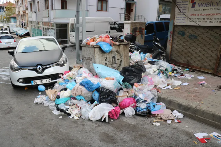Maltepe'de temizlik işçilerinin eylemi... Sokaklar çöp içinde