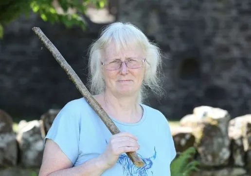 Yoldan geçene kabusu yaşatıyor! Sarışınları hedef alıyor, korkudan yanlarında sopa taşıyorlar