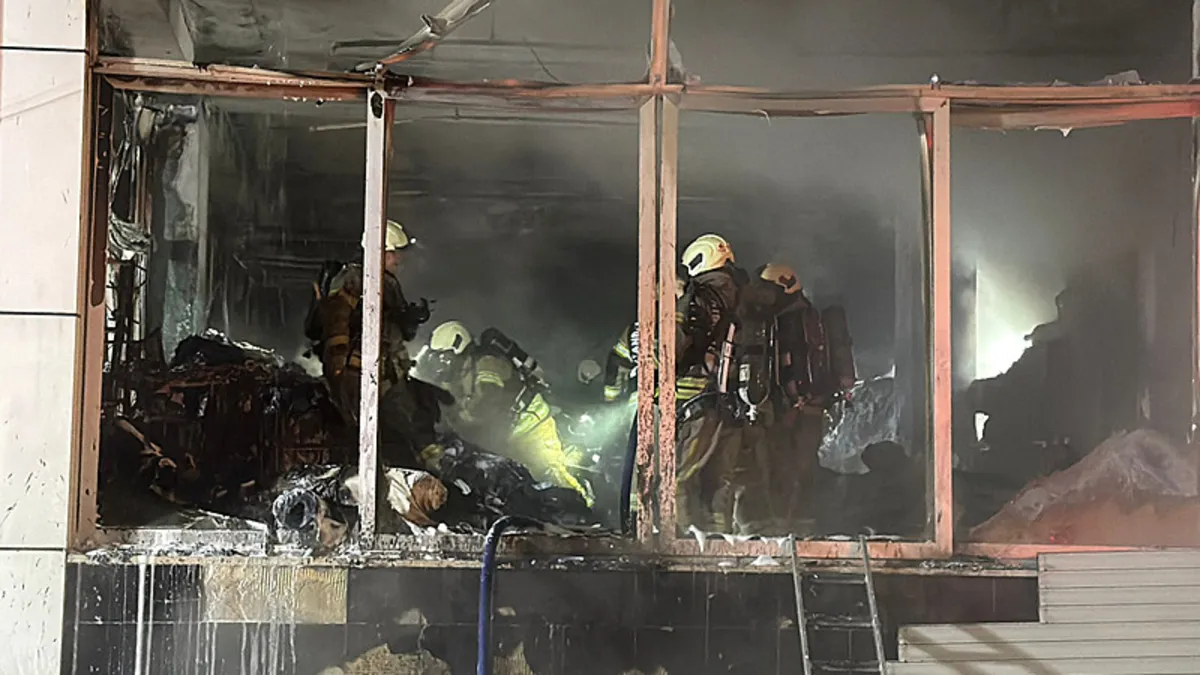 Bağcılar’da 4 katlı tekstil fabrikasında yangın! Bağcılar’da 4 katlı tekstil fabrikasında yangın!