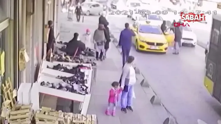 Önce taksiciyi sonra ayırmaya çalışan kadını darp eden kişiyi çevredekiler dövdü | Video