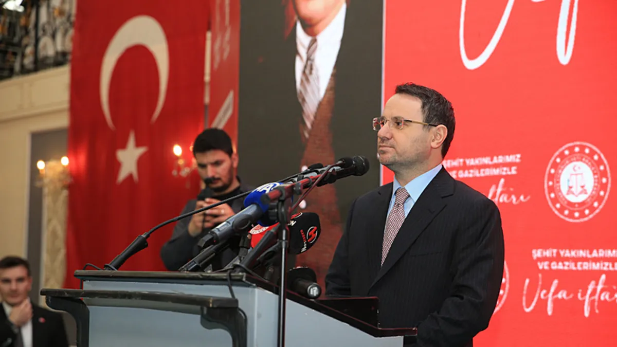 Adalet Bakanı Gürlek, gençlerle bir araya geldi: Heyecanınızı ve azminizi hiçbir zaman karartmayın Adalet Bakanı Gürlek, gençlerle bir araya geldi: Heyecanınızı ve azminizi hiçbir zaman karartmayın