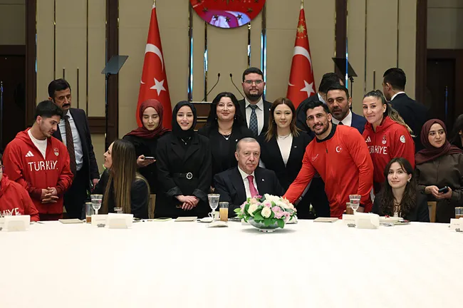 son-dakika-genclerle-iftar-bulusmasi-baskan-erdogan-turkiye-gipta-ile-takip-ediliyor-1772127795152.jpeg SON DAKİKA | Gençlerle iftar buluşması! Başkan Erdoğan: Türkiye gıpta ile takip ediliyor
