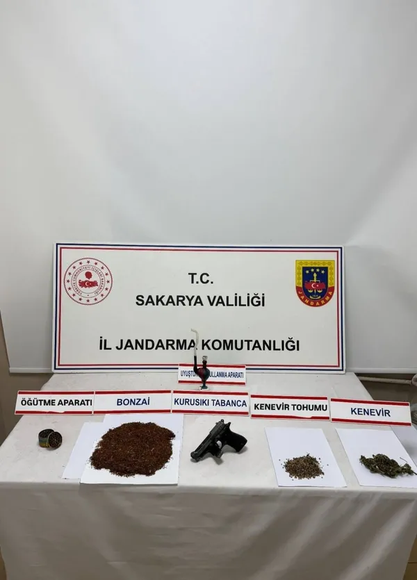 sakarya-jandarmasindan-sokak-saticilarina-operasyon-76-kilo-bonzai-uretebilecek-hammadde-ele-gecirildi-1772719552428.jpg
