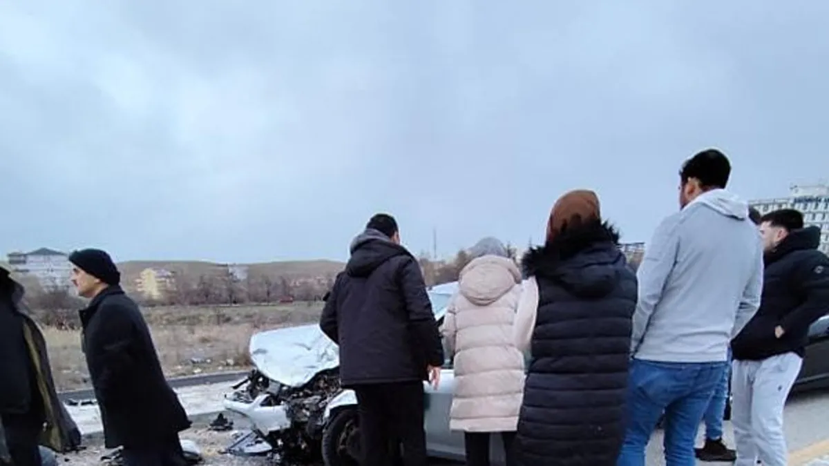 Ankara’da 4 araç birbirine girdi: Bir araç takla attı! Ankara’da 4 araç birbirine girdi: Bir araç takla attı!