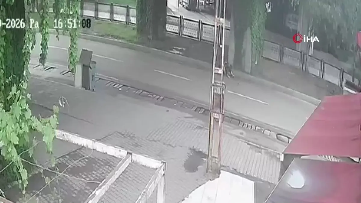 Adana’da kazada hayatını kaybeden kız, son yolculuğuna uğurlandı: Kaza anı kamerada | Video videosunu izle Adana’da kazada hayatını kaybeden kız, son yolculuğuna uğurlandı: Kaza anı kamerada | Video videosunu izle