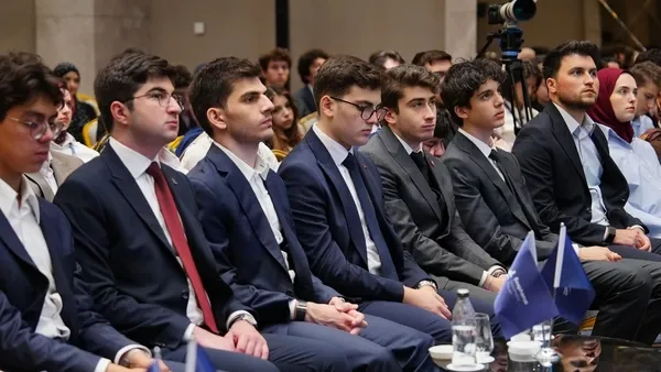 erhan-afyoncu-bosphorus-diplomasi-forumunda-genclerle-bulustu-1786785573860.jpg