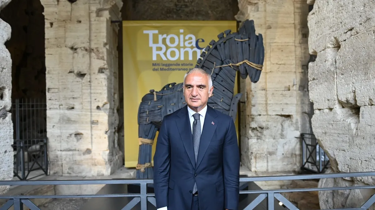 Kültür ve Turizm Bakanı Mehmet Nuri Ersoy, Roma'daki Kolezyum'da basın mensuplarına açıklama yapıyor.
