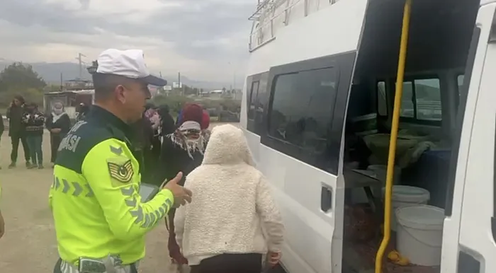 osmaniye-15-kisilik-minibusten-30-tarim-iscisi-cikti-1764408942087.jpg