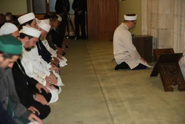 diyanet-isleri-baskani-erbas-orduda-mazlumlara-dua-filistine-vefa-sabah-namazi-bulusmasina-katildi-1697177019743.jpg