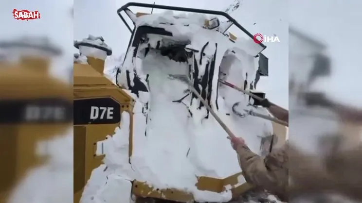 Ulaşıma kapanan yolu açmaya çalışırken çığ altında kaldı: O anları böyle kayda aldı | Video