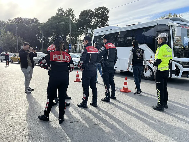 izmir-polisinden-trafikte-dar-alan-uygulamasi-1763995547193.jpg