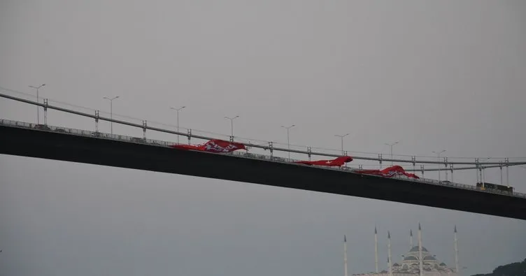 15 Temmuz’un yıl dönümünde köprüye Türk Bayrağı asıldı