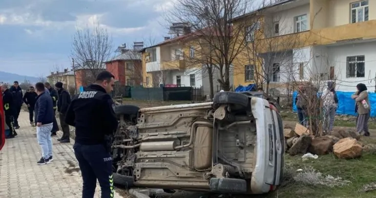 Elazığ’da hafif ticari araç şarampole devrildi: 1 kişi yaralandı