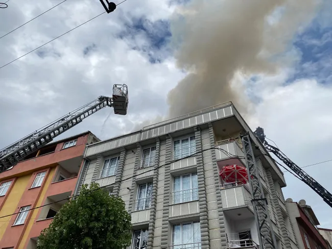 son-dakika-istanbulda-panik-anlari-gozyaslari-icinde-izlediler-1620291962467.jpg İstanbul'da 4 katlı binada yangın paniği! Gözyaşları içinde izlediler - 1