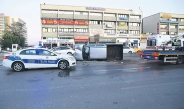 Refüje çarpan pikap devrildi