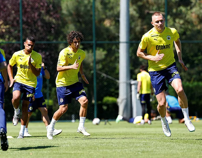 fenerbahce-yeni-sezon-hazirliklarini-surdurdu-1689711161572.jpg
