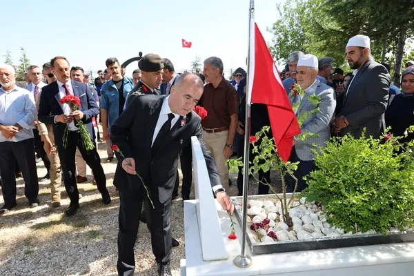 elazig-valisi-hatipoglu-15-temmuzda-sehitlikleri-ziyaret-etti-1784116157311.jpg