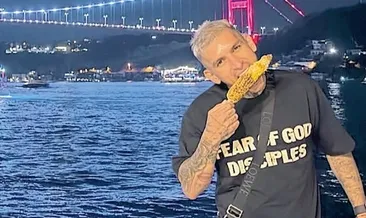 Boğaz manzarasında mısır yedi