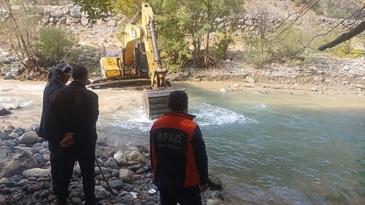 Düştüğü derede akıntıya kapılmıştı: 16 yaşındaki İbrahim’i arama çalışmaları sürüyor! Düştüğü derede akıntıya kapılmıştı: 16 yaşındaki İbrahim’i arama çalışmaları sürüyor!