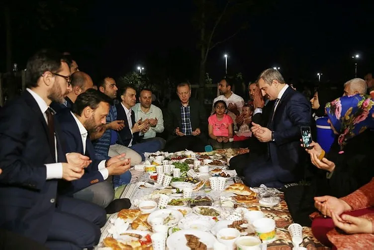 Başkan Erdoğan vatandaşlarla Zeytinburnu sahilde iftar yaptı