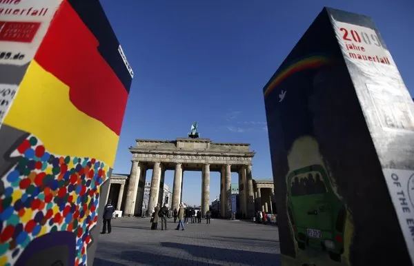 Yıkılışının 20. yılında domino taşlarından Berlin Duvarı