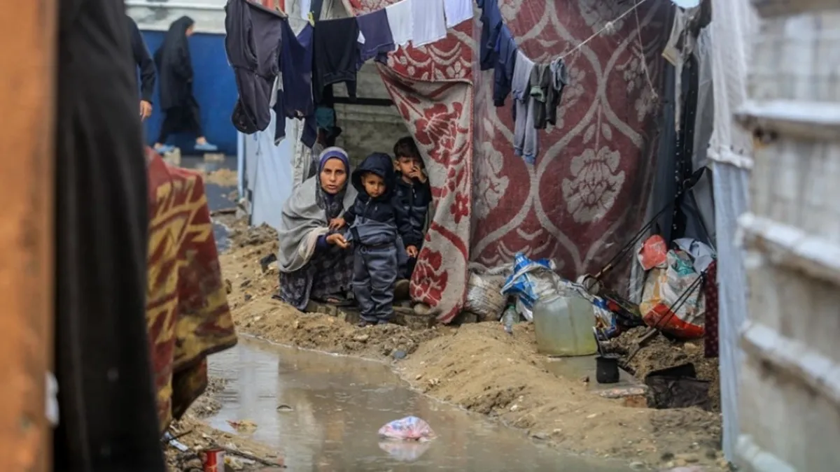 Gazze sele teslim oldu: Yüzlerce çadır sular altında kaldı Gazze sele teslim oldu: Yüzlerce çadır sular altında kaldı