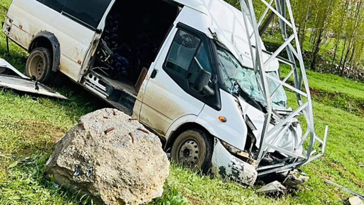 Hakkari’de yolcu minibüsü direğe çarptı: 11 yaralı Hakkari’de yolcu minibüsü direğe çarptı: 11 yaralı