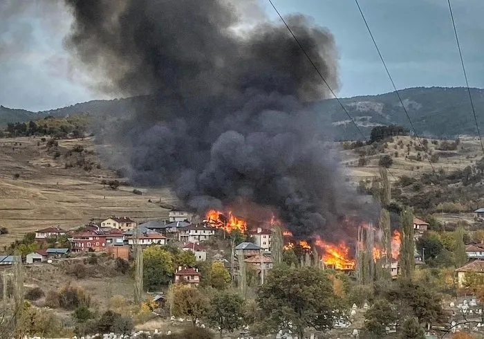 SON DAKİKA: Kastamonu’da köyde yangın faciası: Korkunç görüntüler! 43 hane alevlere teslim oldu