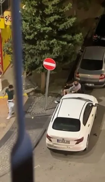 Engelli rampasına konulan araç isyan ettirdi! Yolun karşısına geçemeyince… Kırılmadık camını bırakmadı