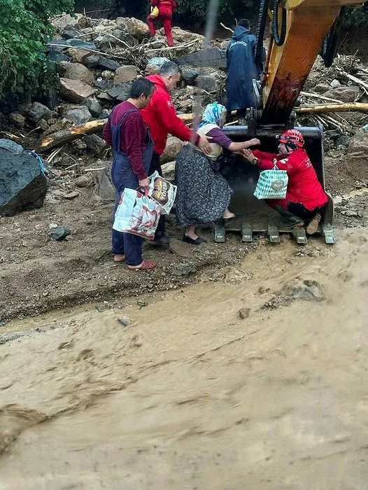 Giresun’da sel heyelana yol açtı: Ev ve iş yerlerini su bastı! Belediye Başkanı çağrı yaptı: Her tarafımızı yıktı…