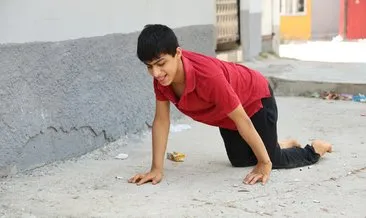 Adana'da vicdanları sızlatan olay: Enes'in sandalyesi çalındı şimdi emekleyerek geziyor... #adana