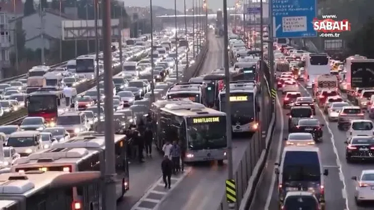 İstanbul’da yine metrobüs çilesi! İstop etti, vatandaşlar yaya kaldı! İşte o görüntüler | Video